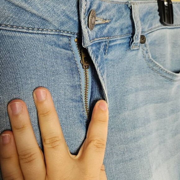 Artisan NY Light Wash Capri Pants - Picture 2 of 7